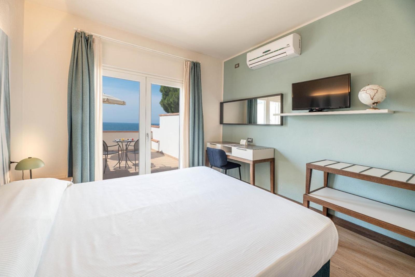 Hotel Baia Imperiale Spiaggia di Cavoli Zewnętrze zdjęcie