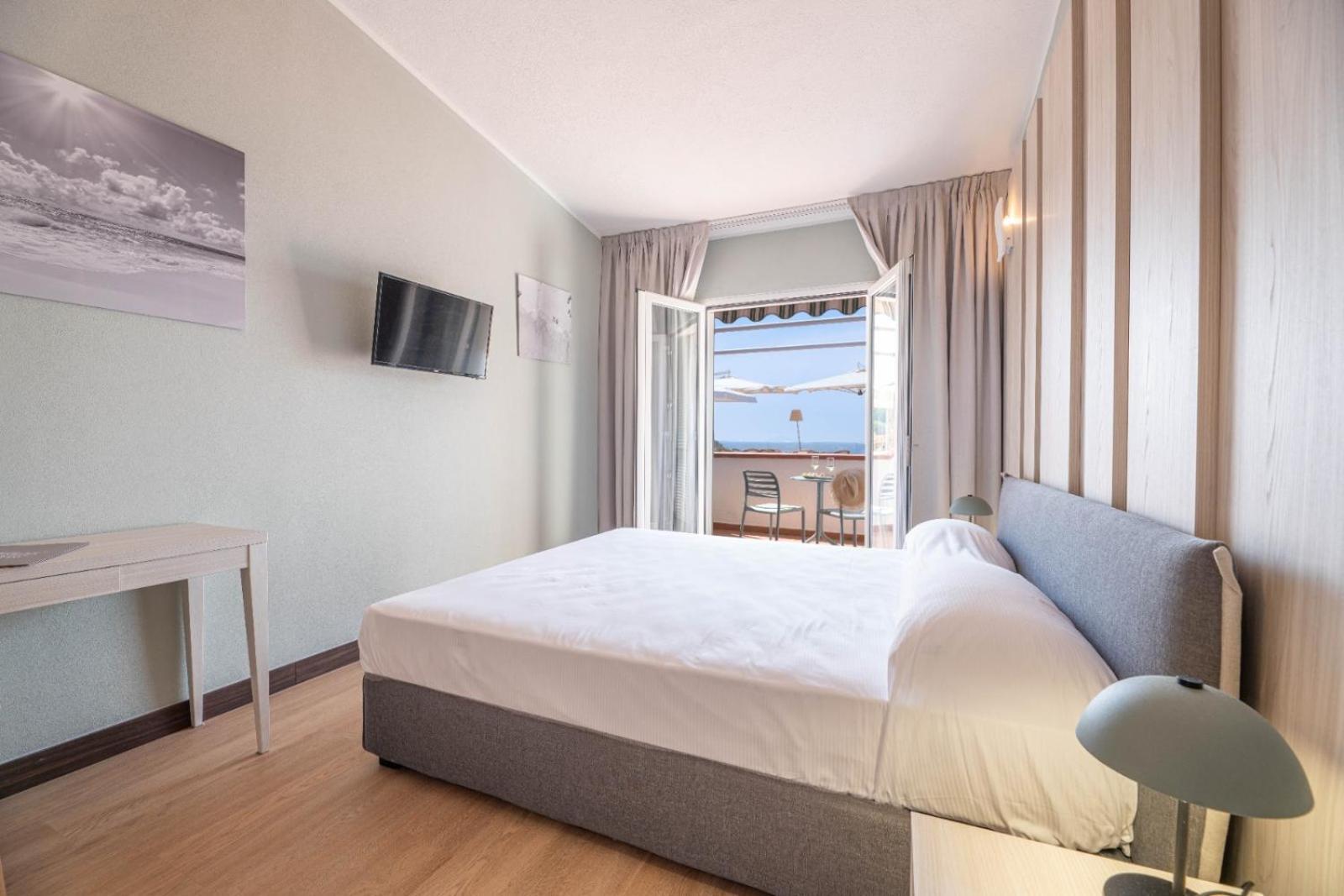 Hotel Baia Imperiale Spiaggia di Cavoli Zewnętrze zdjęcie